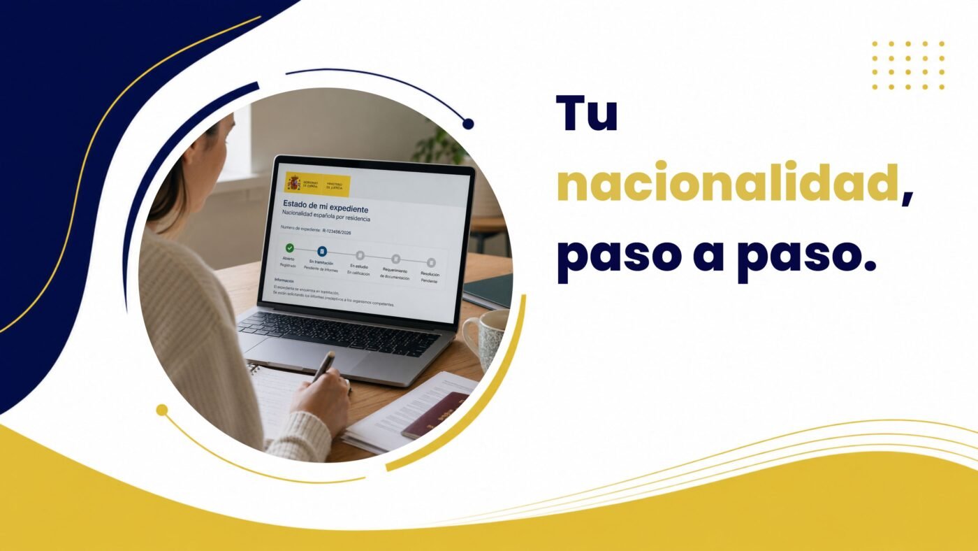 Persona consultando el estado de su expediente de nacionalidad española por residencia.